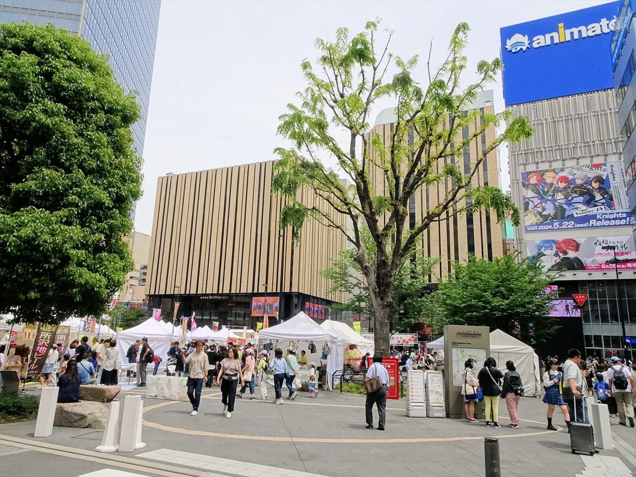 Halloween Weekend in Tokyo's Ikebukuro, Hour by Hour
